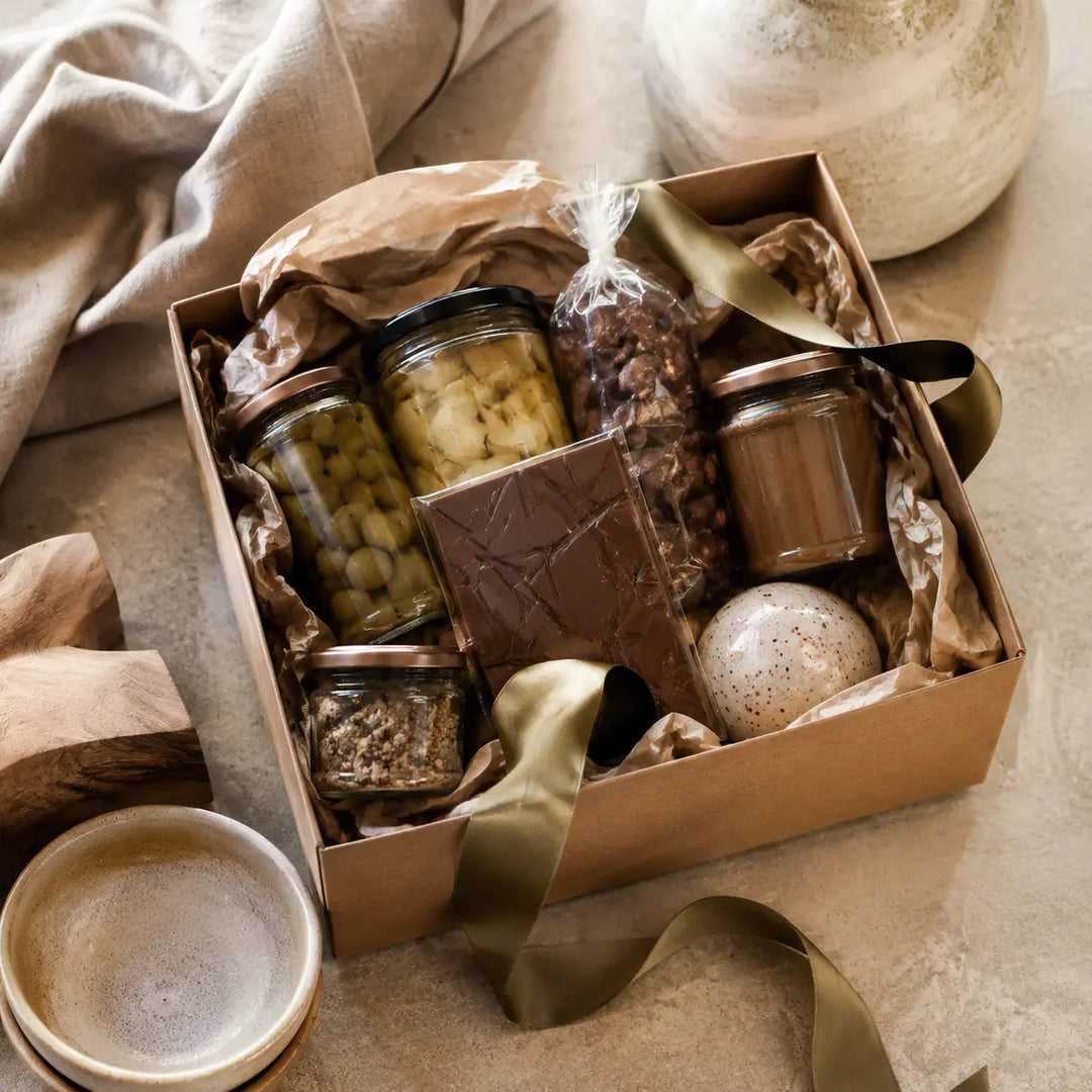 Elegante Geschenkbox mit ausgewählten Feinkostprodukten und Schokolade
