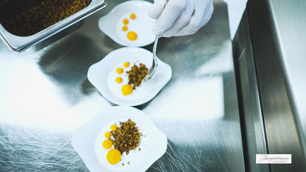 Jungermann Gourmet Team beim finalen Anrichten von Catering-Gerichten