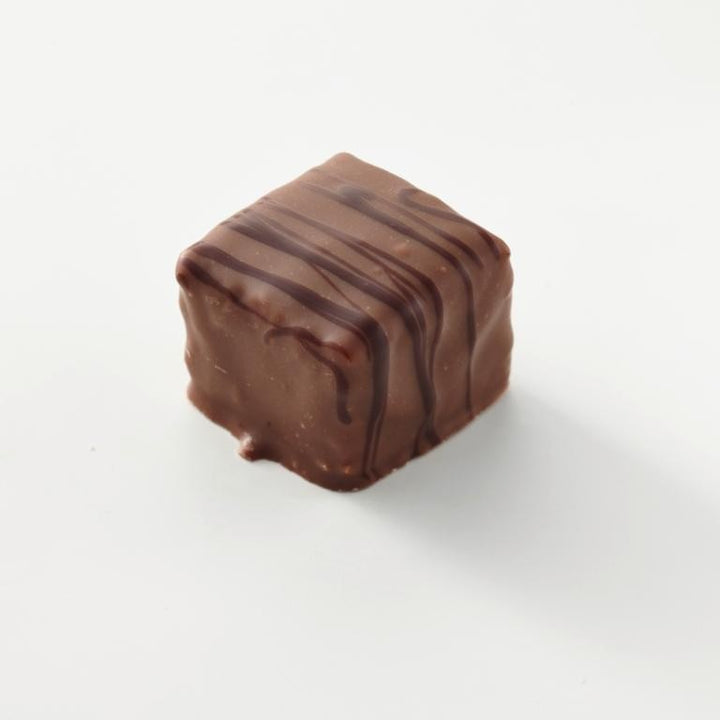 Dominosteine mit Nougat von Jungermann Gourmet – Originalaufnahme des Gebäcks mit sichtbarer Form und Oberfläche.
