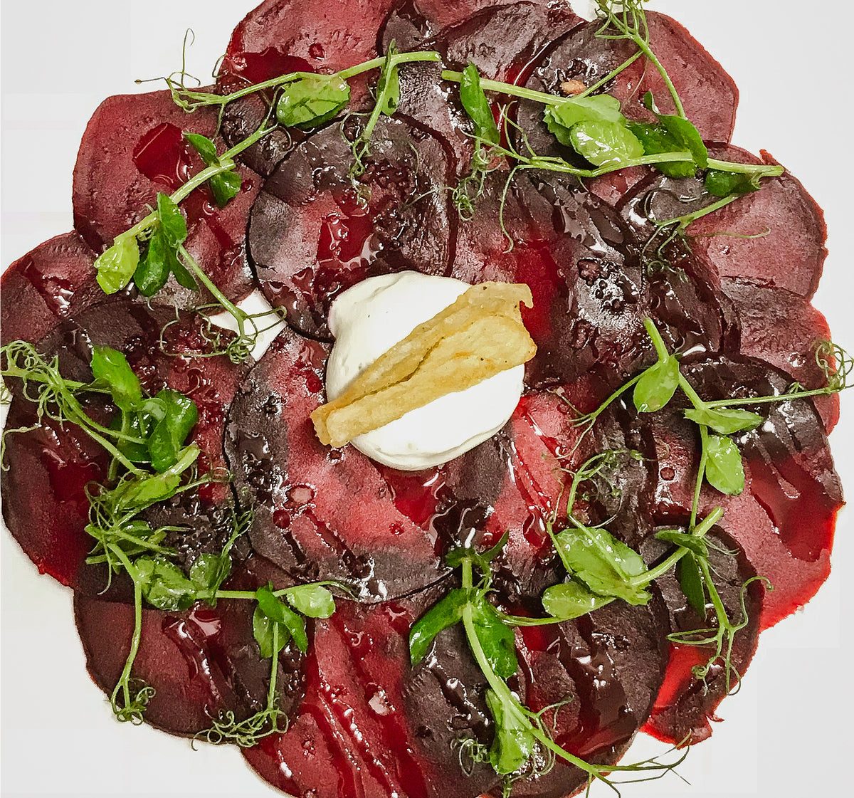 Rote-Bete-Carpaccio mit Burrata und Kresse, angerichtet von Jungermann Gourmet
