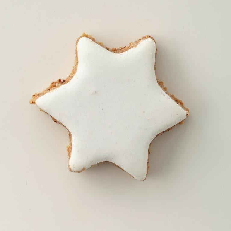 Zimtsterne von Jungermann Gourmet – Originalaufnahme des Gebäcks mit sichtbarer Form und Oberfläche.