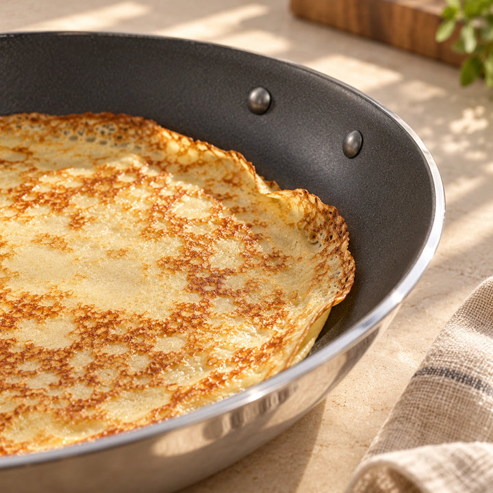 Anwendungsbeispiel: Nahaufnahme eines goldbraunen Crêpes in der beschichteten Pfanne Affinity.