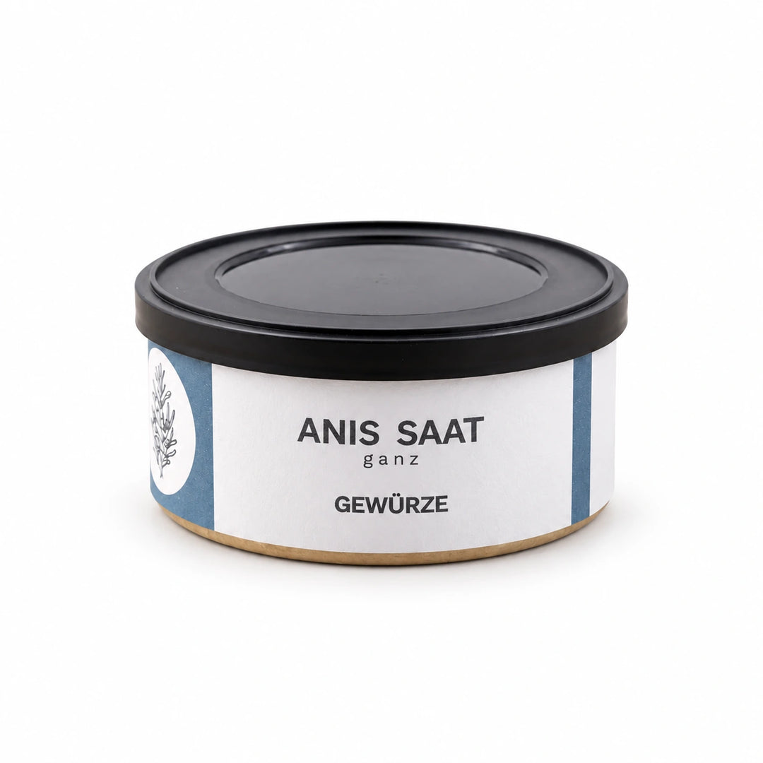 Freisteller von Anis-Saat ganz in der flachen Jungermann-Gourmet-Gewürzdose mit schwarzem Deckel vor weißem Hintergrund.