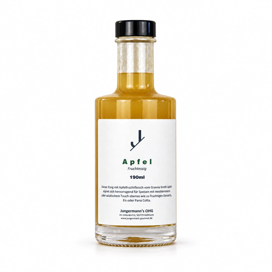 Freisteller von Apfel-Fruchtessig in der Jungermann-Gourmet-Glasflasche mit schwarzem Verschluss vor weißem Hintergrund.