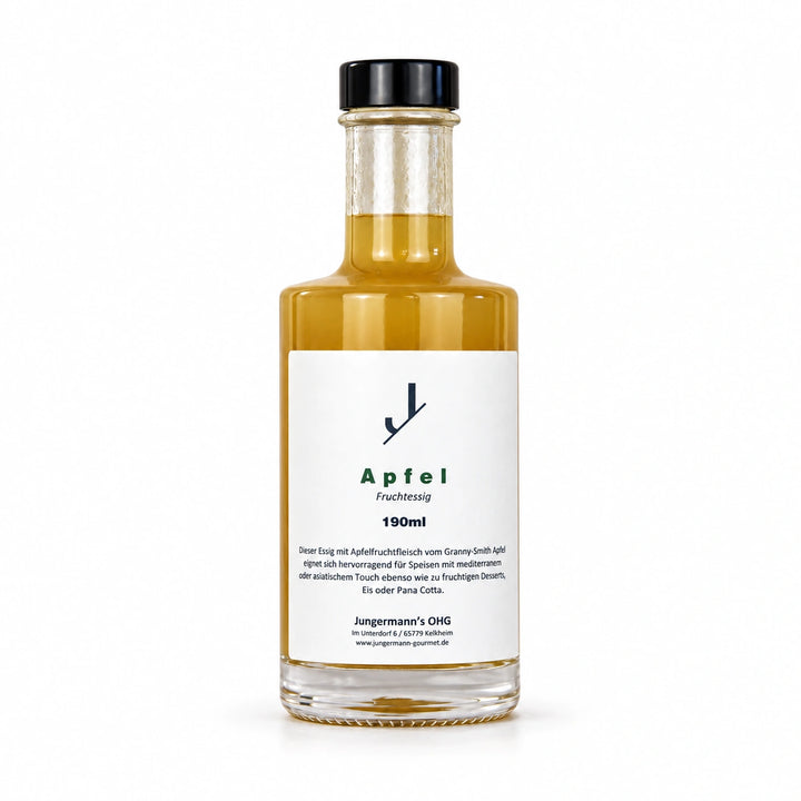Freisteller von Apfel-Fruchtessig in der Jungermann-Gourmet-Glasflasche mit schwarzem Verschluss vor weißem Hintergrund.