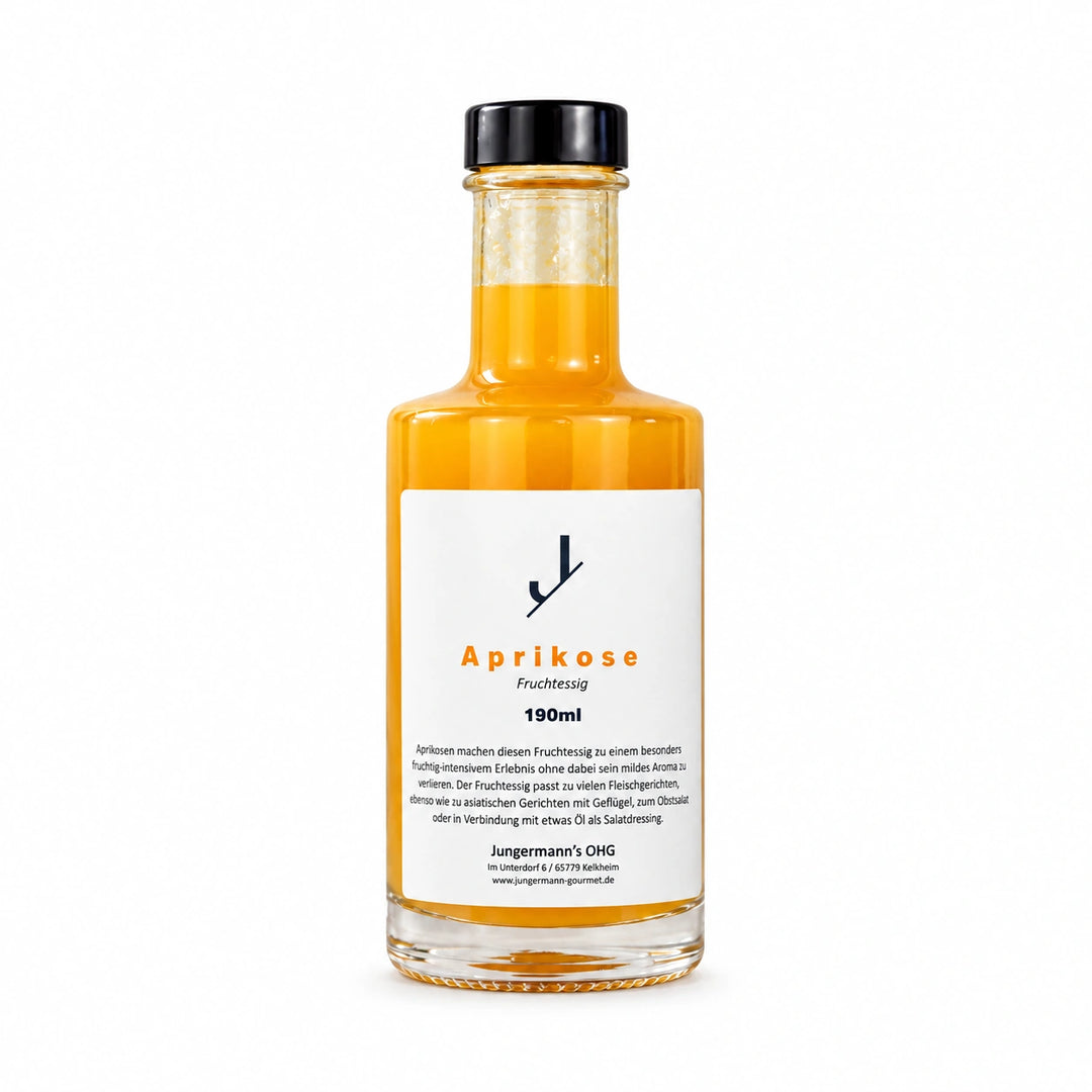 Freisteller von Aprikosen-Fruchtessig in der Jungermann-Gourmet-Glasflasche mit schwarzem Verschluss vor weißem Hintergrund.