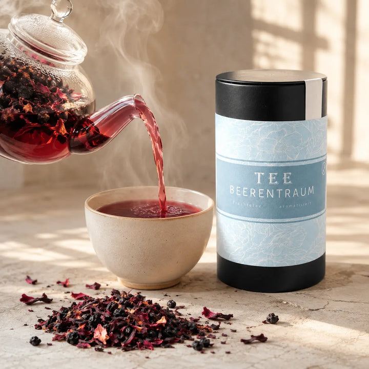 Rubinroter Beerentraum Früchte Tee wird in eine Keramiktasse gegossen
