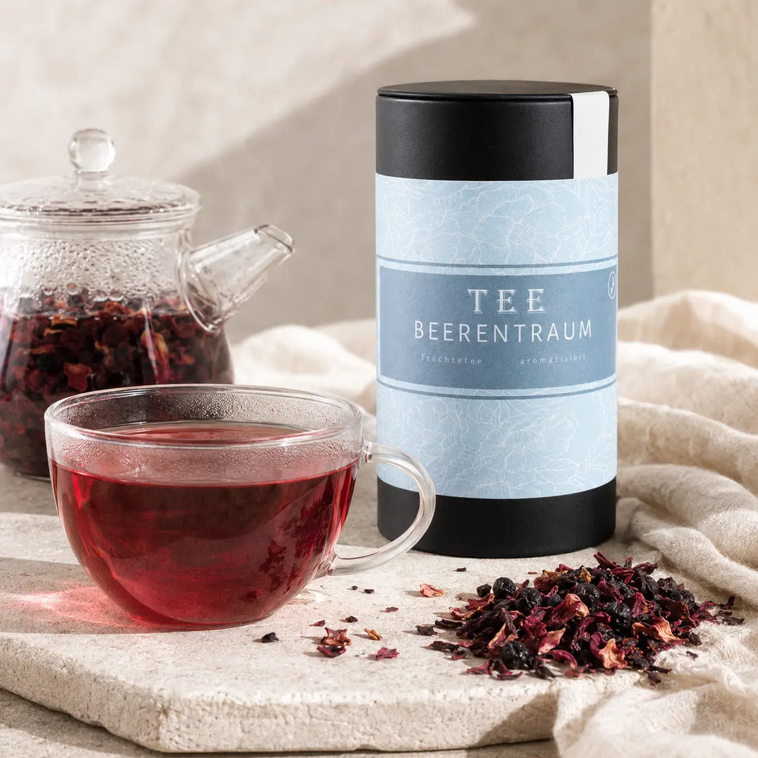 Beerentraum Früchte Tee mit Glastasse, Teekanne und loser Beerenmischung