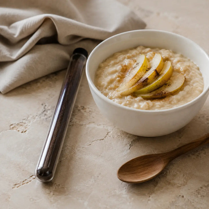 Jungermann Gourmet Bourbon Vanille-Pulver neben Porridge mit Birne