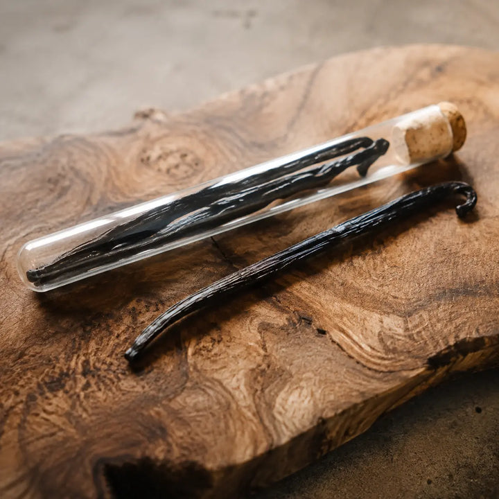 Jungermann Gourmet Bourbon Vanilleschoten mit ganzer Schote auf Holzbrett