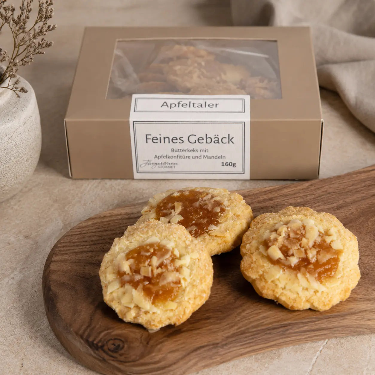 Jungermann Gourmet Butter-Apfel Apfeltaler auf einem Holzbrett