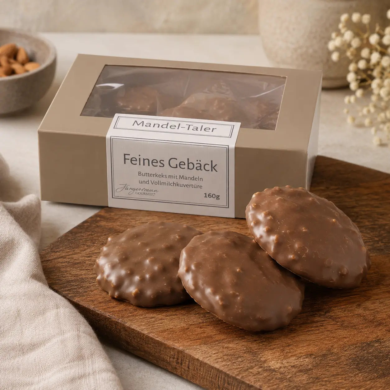 Jungermann Gourmet Butter-Mandel Mandel-Taler auf einem Holzbrett