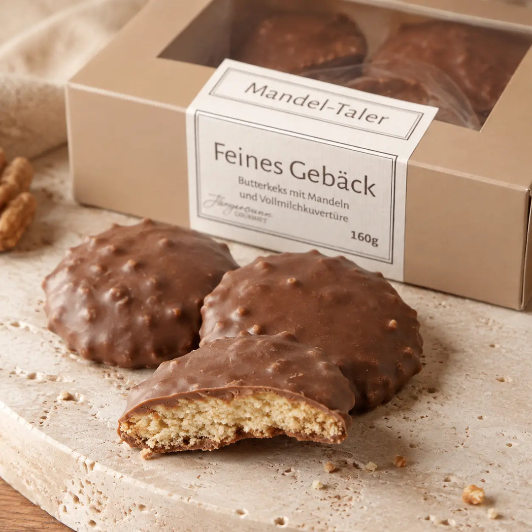 Jungermann Gourmet Butter-Mandel Mandel-Taler aufgebissen mit Butterkeksfüllung
