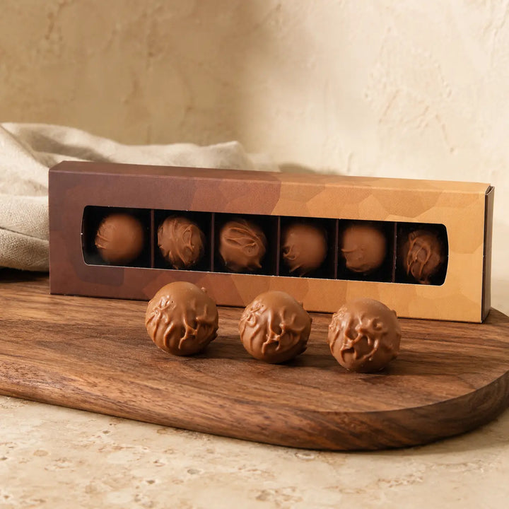 Jungermann Gourmet Caramel Trüffel auf einem Holzbrett