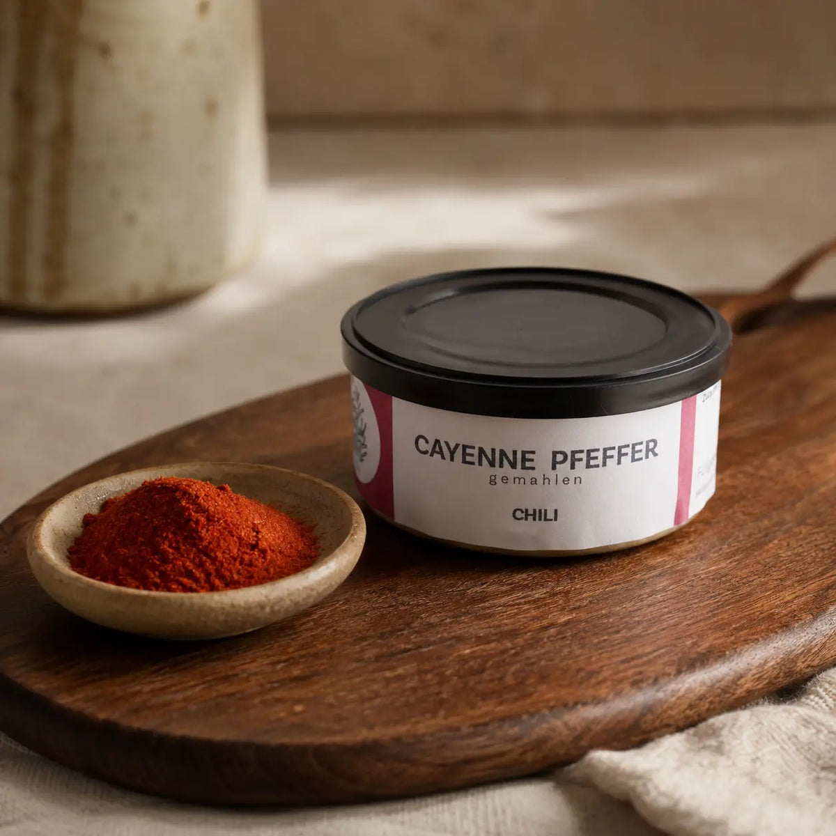 Jungermann Gourmet Cayenne Pfeffer mit gemahlenem Cayenne in einer Schale