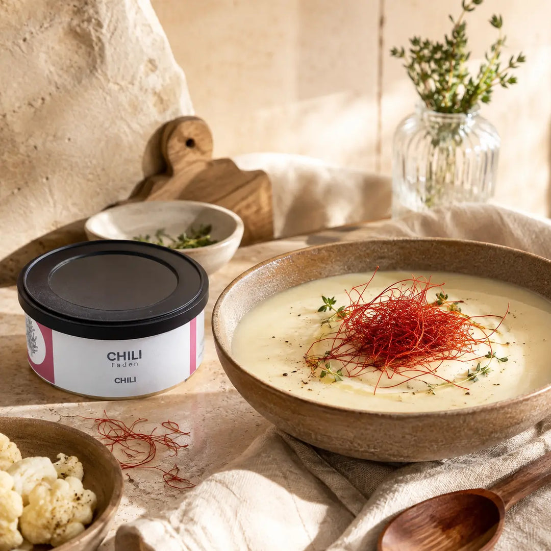 Jungermann Gourmet Chilifäden zu cremiger Blumenkohlsuppe