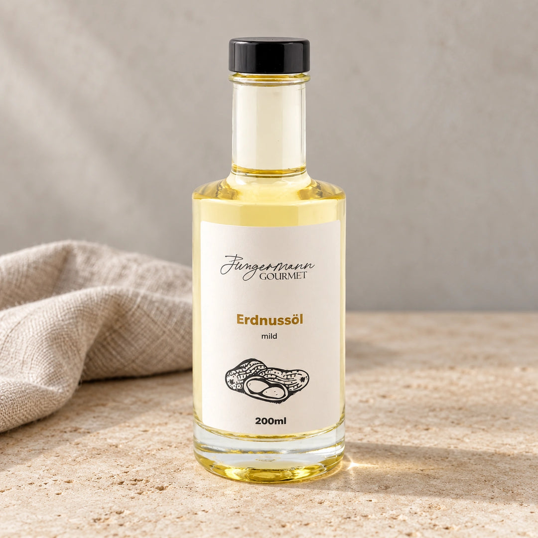 Originalflasche Erdnussöl mild mit 200 ml auf einer hellen Natursteinfläche.