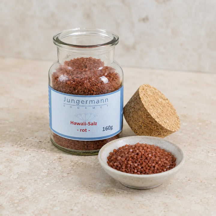 Geöffnetes originales Korkglas mit groben roten Hawaii-Salzkristallen
