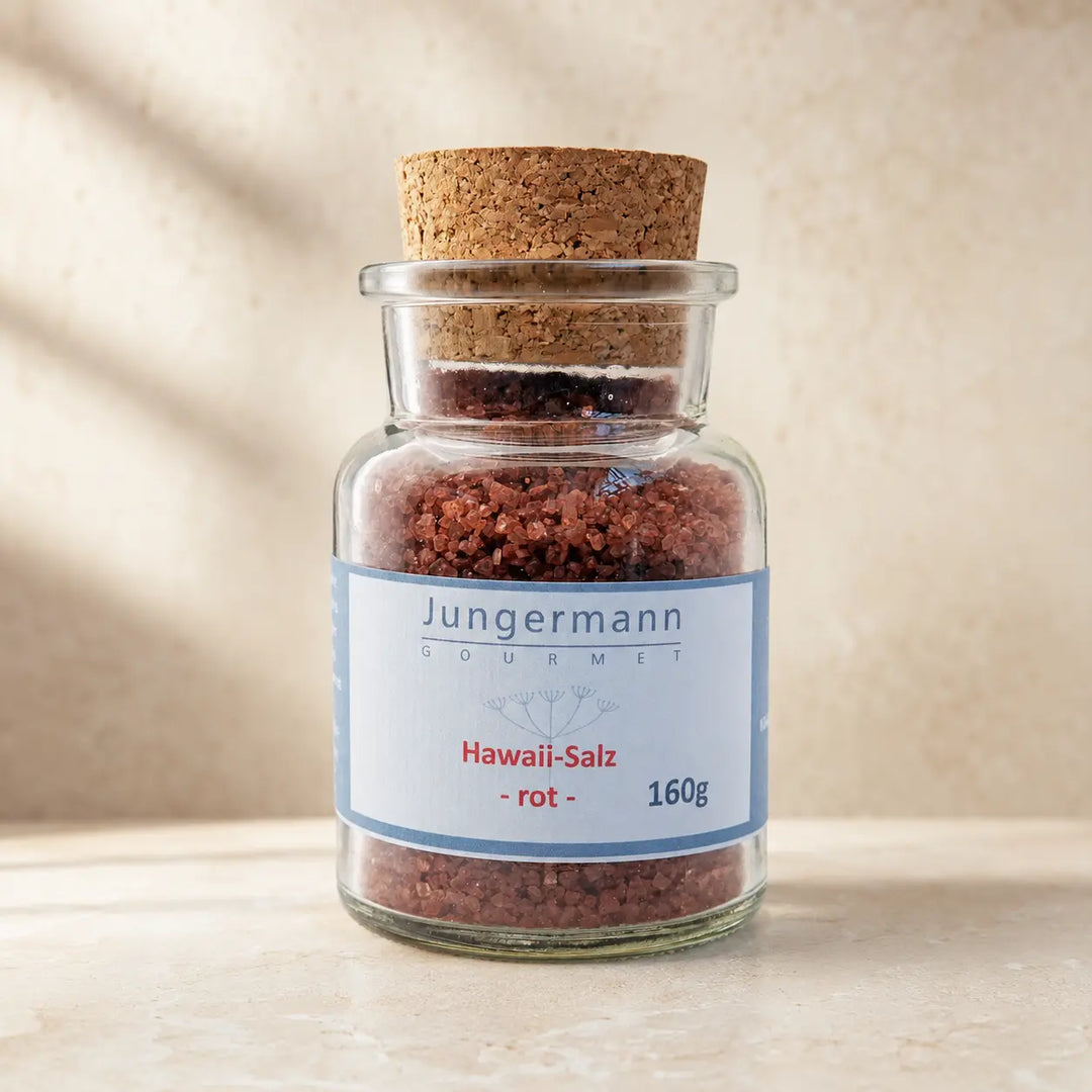 Rotes Hawaii-Salz im originalen Korkglas als hochwertiger Packshot