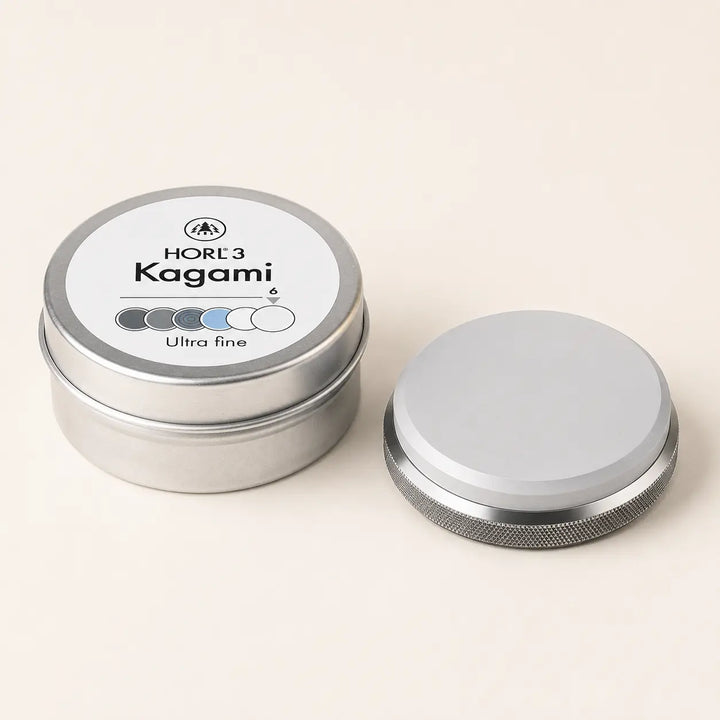 HORL3 Kagami ultrafein Polierscheibe mit Originaldose als Produktmotiv