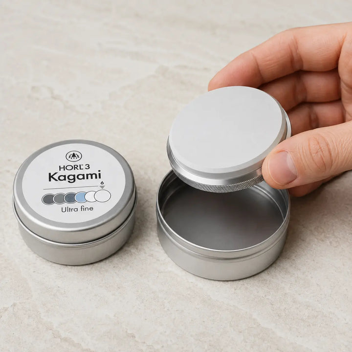 HORL3 Kagami ultrafein beim Herausnehmen aus der Originaldose