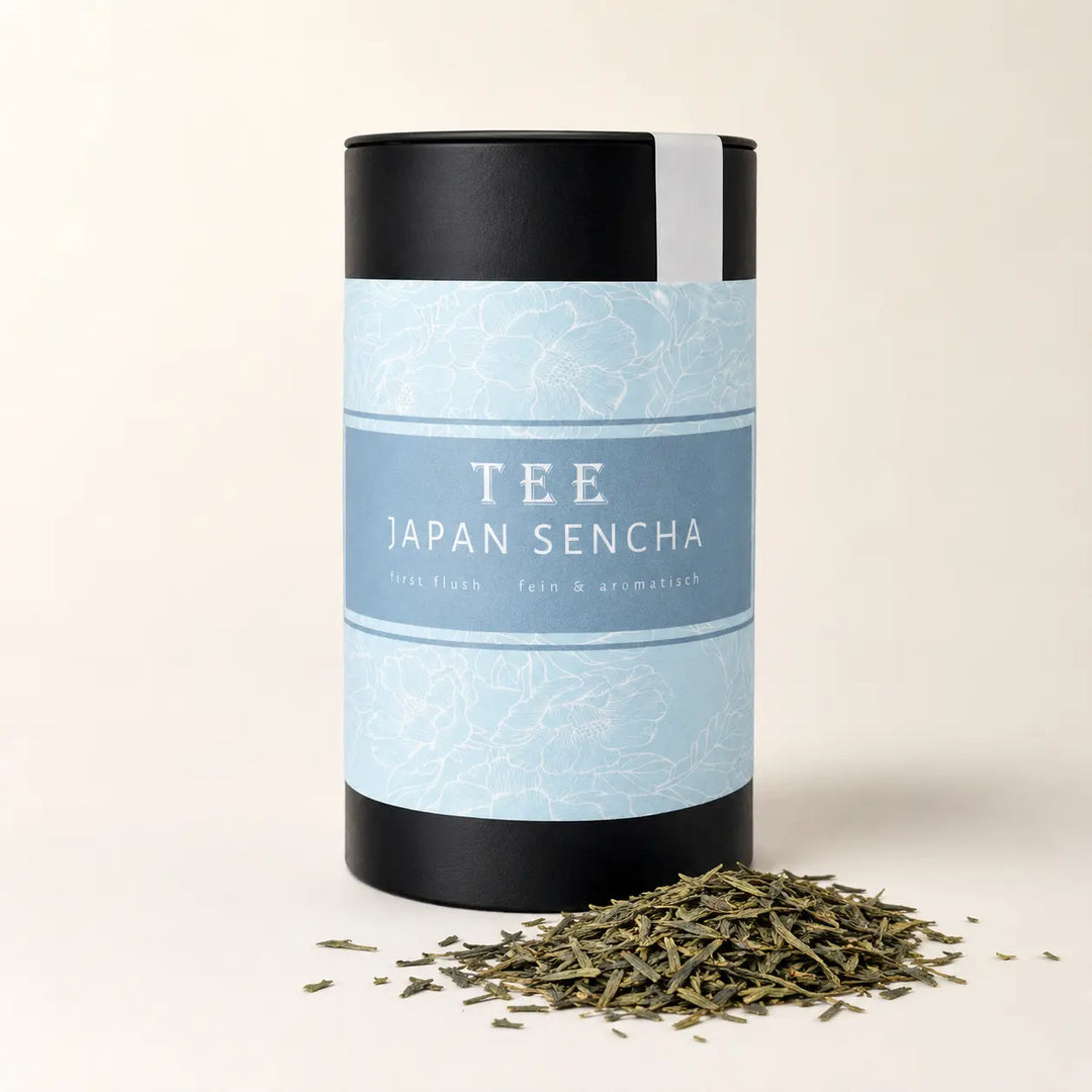 Japan Sencha Tee Dose mit grünen Teeblättern auf hellem Hintergrund