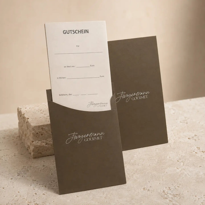 Jungermann Gourmet Geschenk-Gutschein mit cremefarbener Karte und brauner Hülle