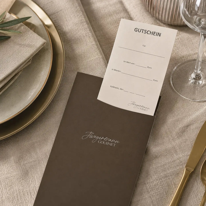 Jungermann Gourmet Geschenk-Gutschein als stilvolle Geschenkidee am gedeckten Tisch