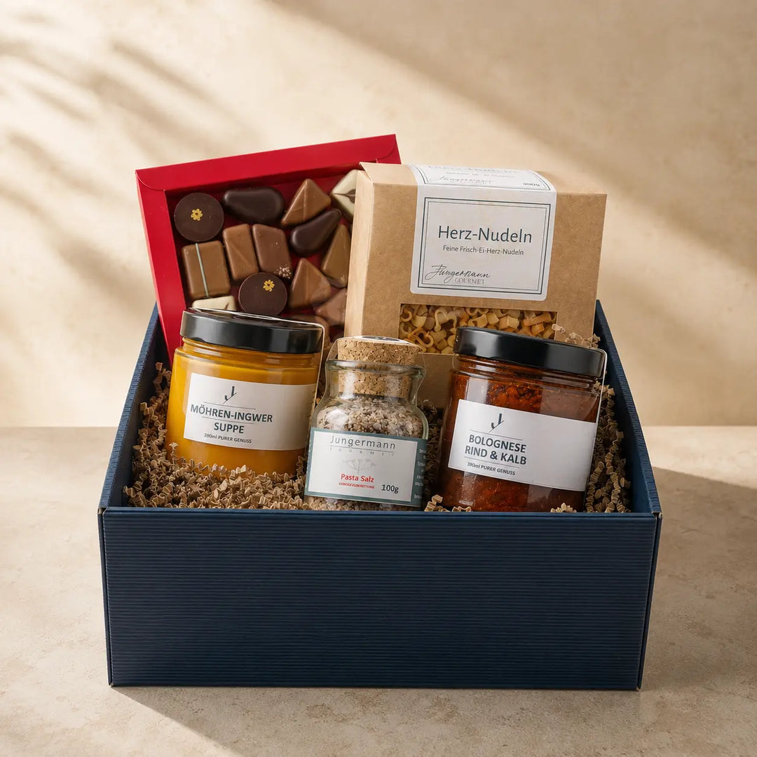 Abend zu zweit Geschenkbox von Jungermann Gourmet mit Herz-Nudeln, Suppe, Bolognese, Pasta-Salz und Pralinen