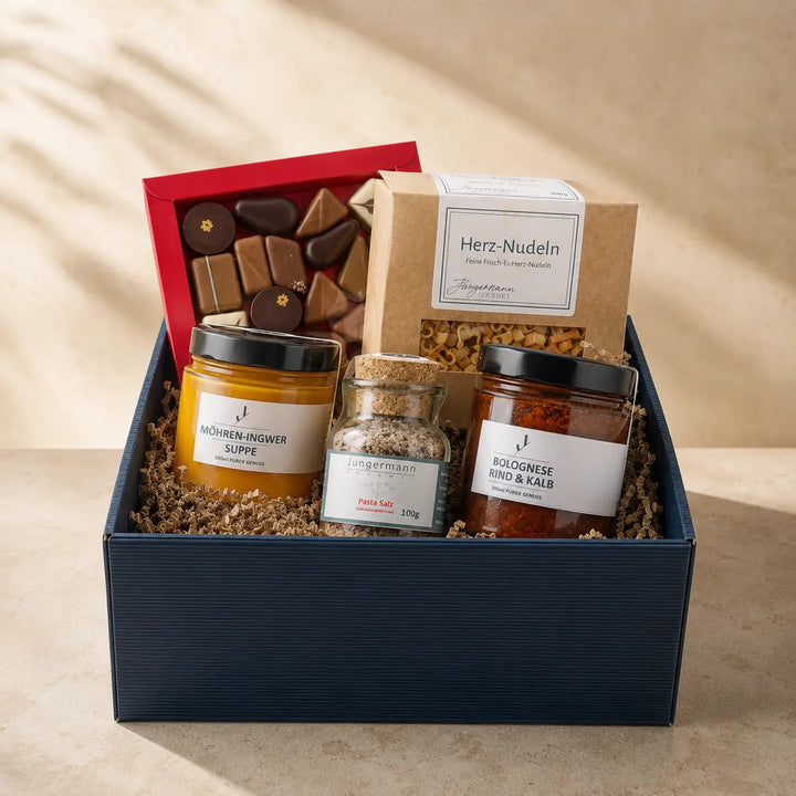 Abend zu zweit Geschenkbox von Jungermann Gourmet mit Herz-Nudeln, Suppe, Bolognese, Pasta-Salz und Pralinen