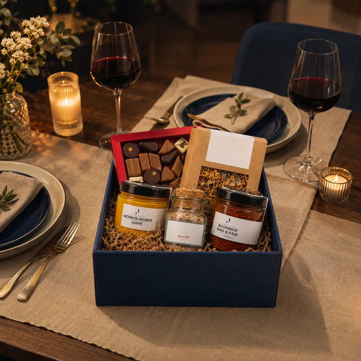 Abend zu zweit Geschenkbox von Jungermann Gourmet auf gedecktem Tisch für zwei