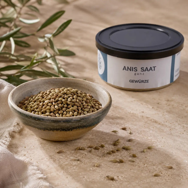 Ganze Anissamen in Keramikschale neben der Jungermann Gourmet Gewürzdose