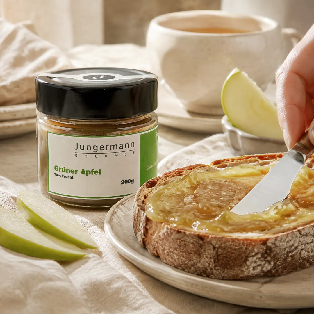 Apfel-Aufstrich aus grünen Äpfeln von Jungermann Gourmet auf geröstetem Brot