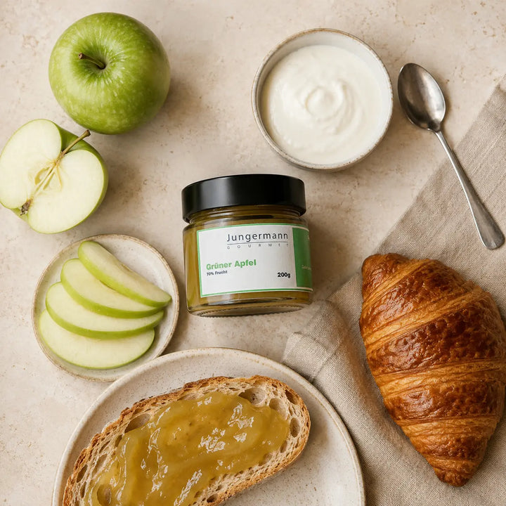 Frühstück mit Apfel-Aufstrich von Jungermann Gourmet, Brot, Croissant und grünen Äpfeln