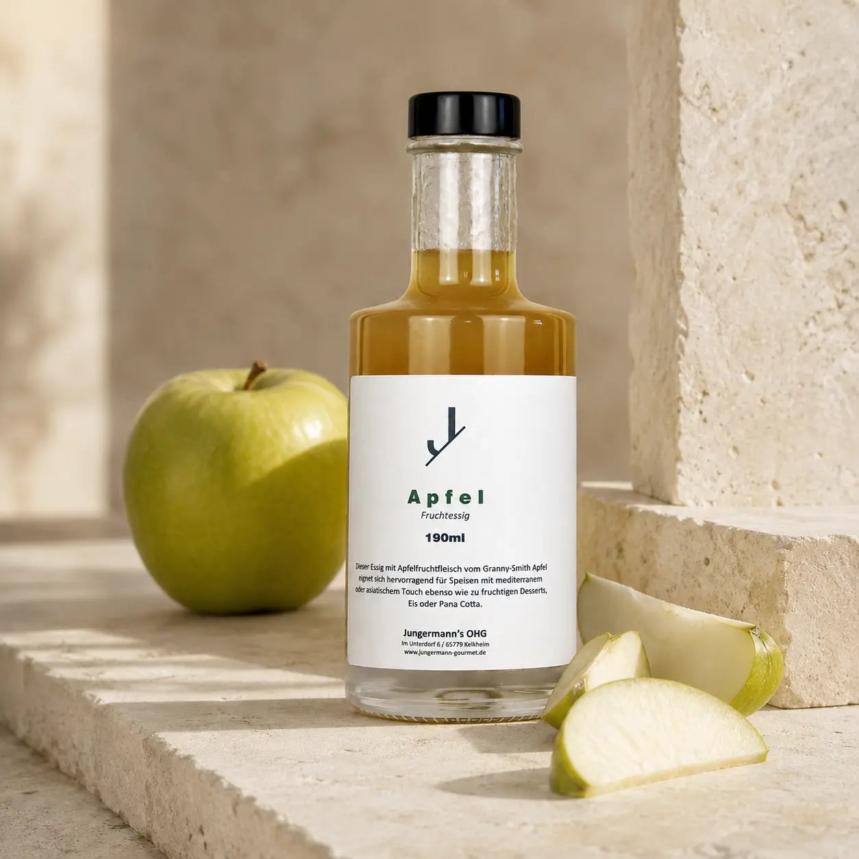 Apfel Essig von Jungermann Gourmet in der Glasflasche mit frischen Äpfeln