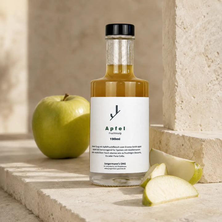 Apfel Essig von Jungermann Gourmet in der Glasflasche mit frischen Äpfeln