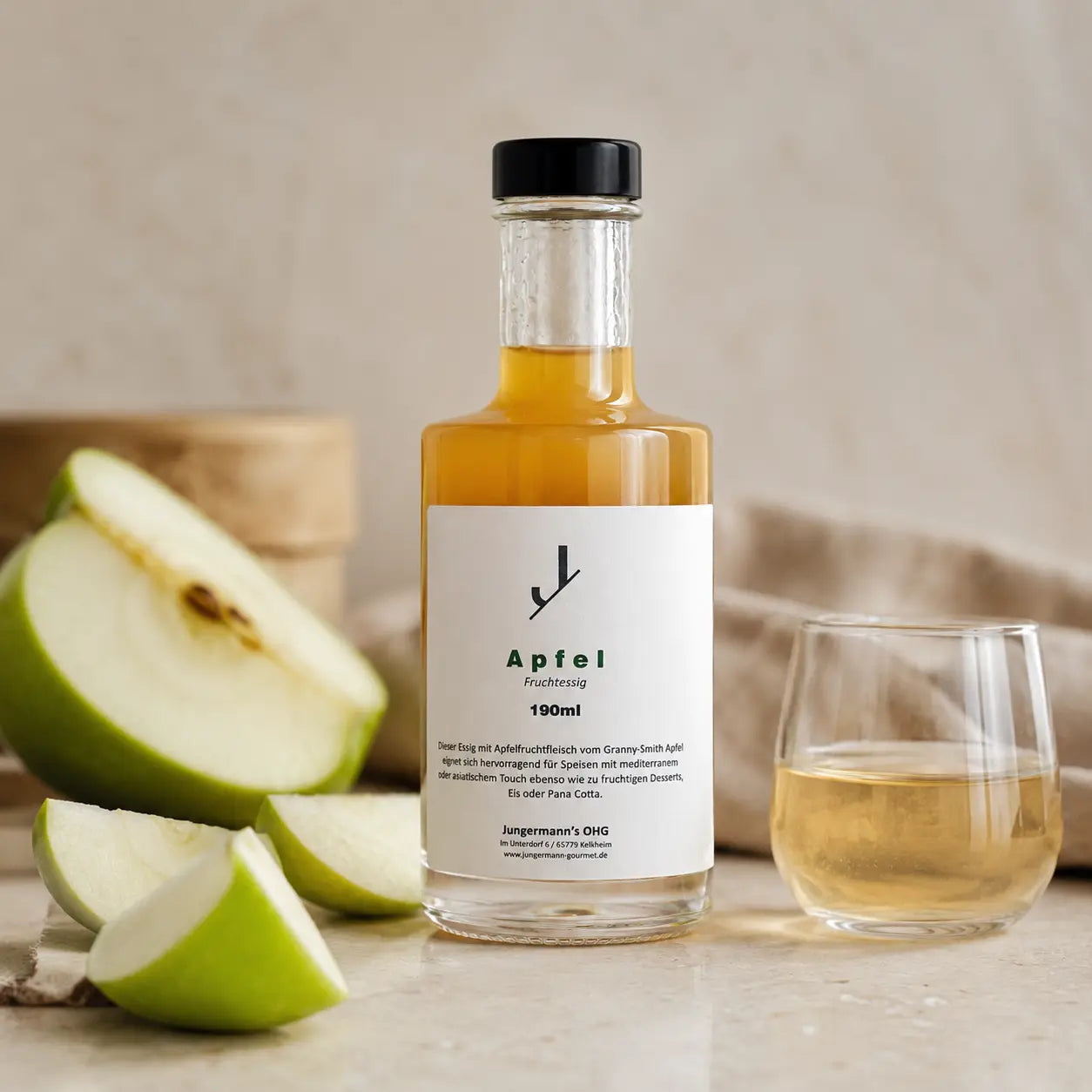 Frische Apfelstücke und Apfel Essig von Jungermann Gourmet als fruchtige Essigkomponente