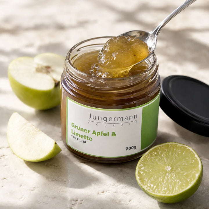 Geöffneter Apfel-Limetten Aufstrich von Jungermann Gourmet mit Löffel