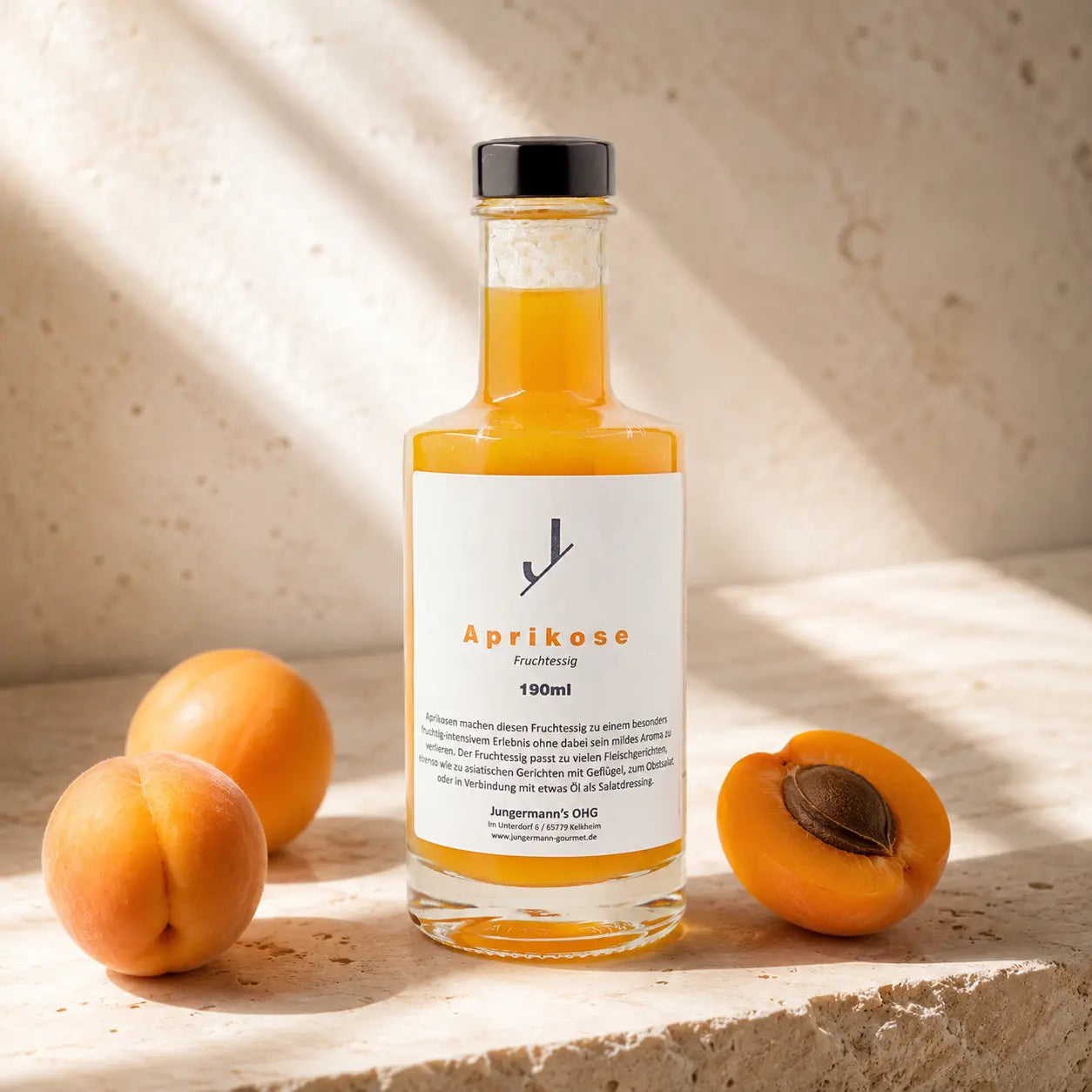 Aprikosen Essig von Jungermann Gourmet in der Glasflasche mit reifen Aprikosen