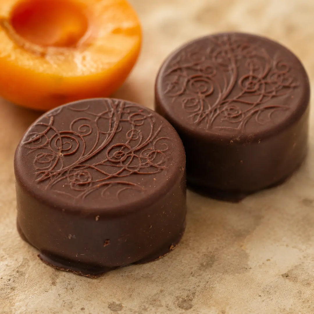 Detail der gemusterten Schokoladenoberfläche von Jungermann Gourmet Aprikosen Pralinen