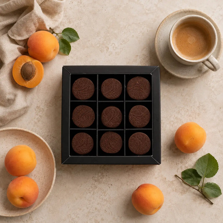 Aprikosen Pralinen von Jungermann Gourmet in der Schachtel mit Espresso und Aprikosen
