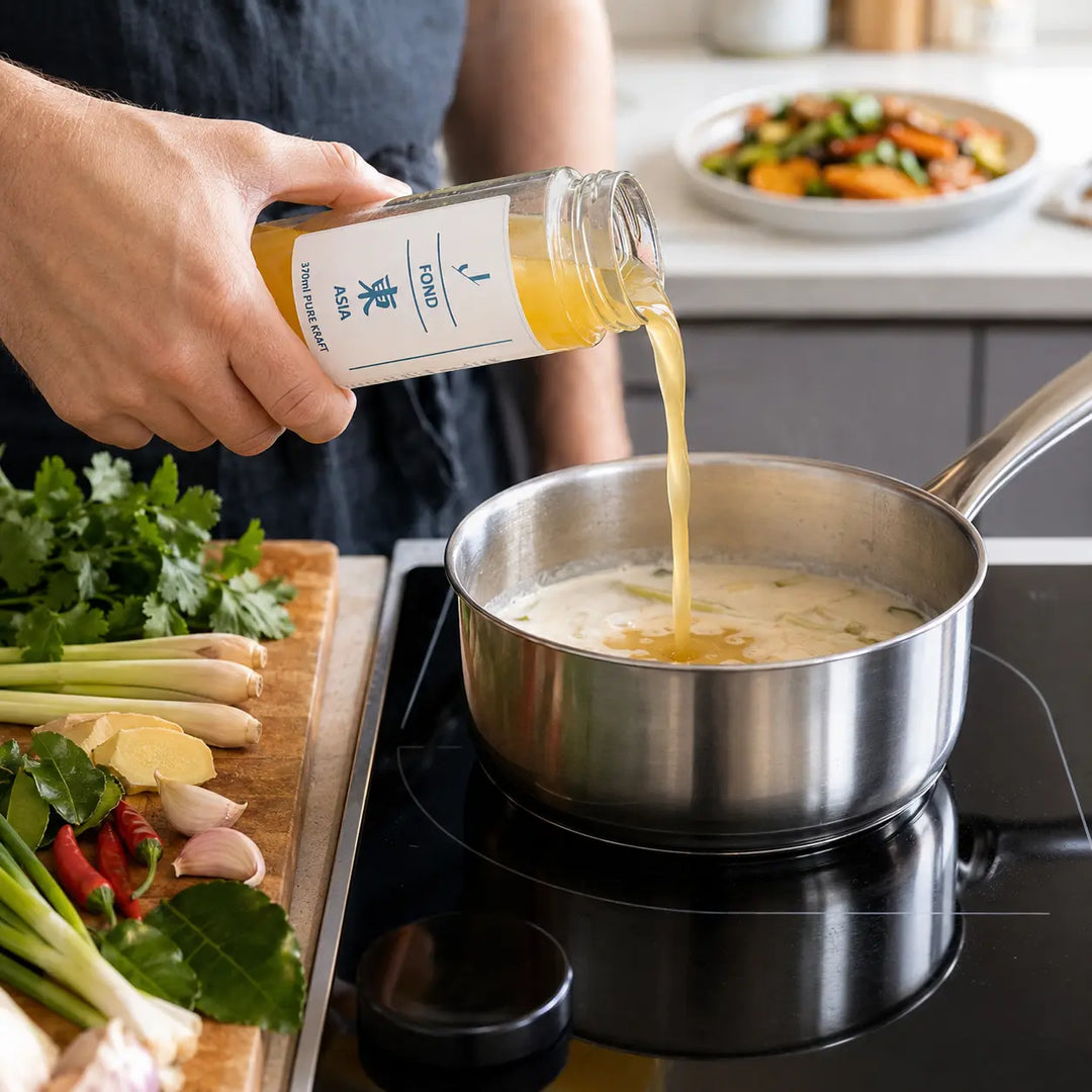 Asia-Fond von Jungermann Gourmet beim Kochen mit Zitronengras, Ingwer, Chili und Koriander