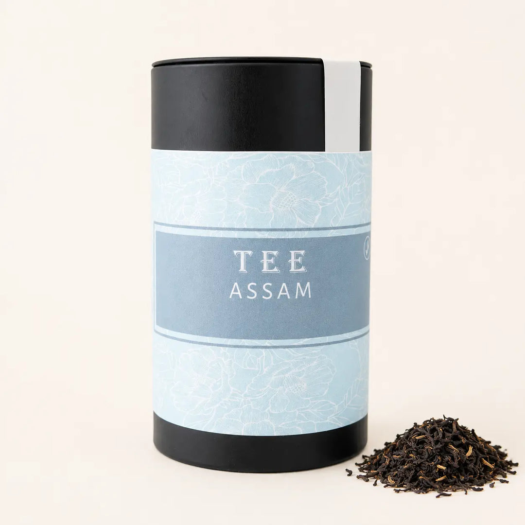 Assam Tee von Jungermann Gourmet in hellblauer Dose mit losem Schwarztee