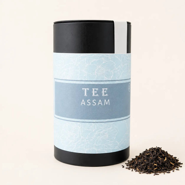 Assam Tee von Jungermann Gourmet in hellblauer Dose mit losem Schwarztee