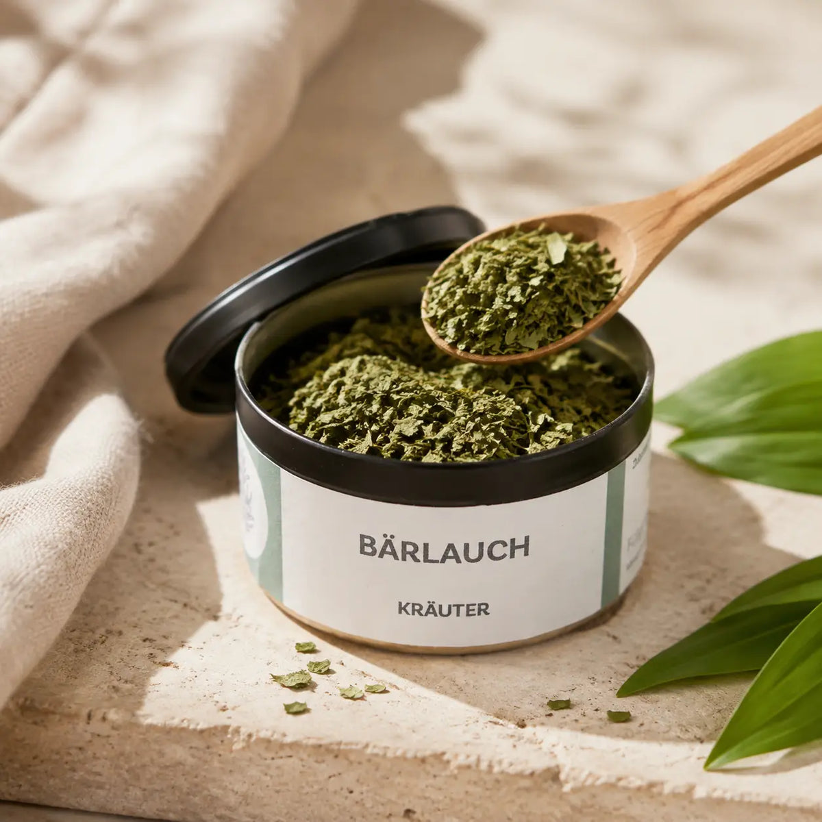 Geöffnete Bärlauch Dose von Jungermann Gourmet mit getrockneten Kräutern