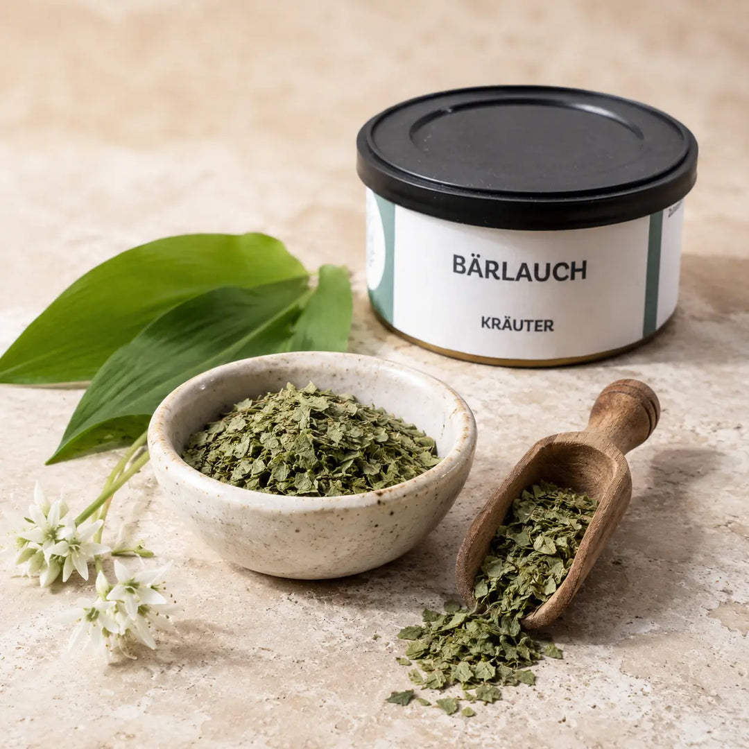 Getrockneter Bärlauch von Jungermann Gourmet mit frischen Blättern und Blüten