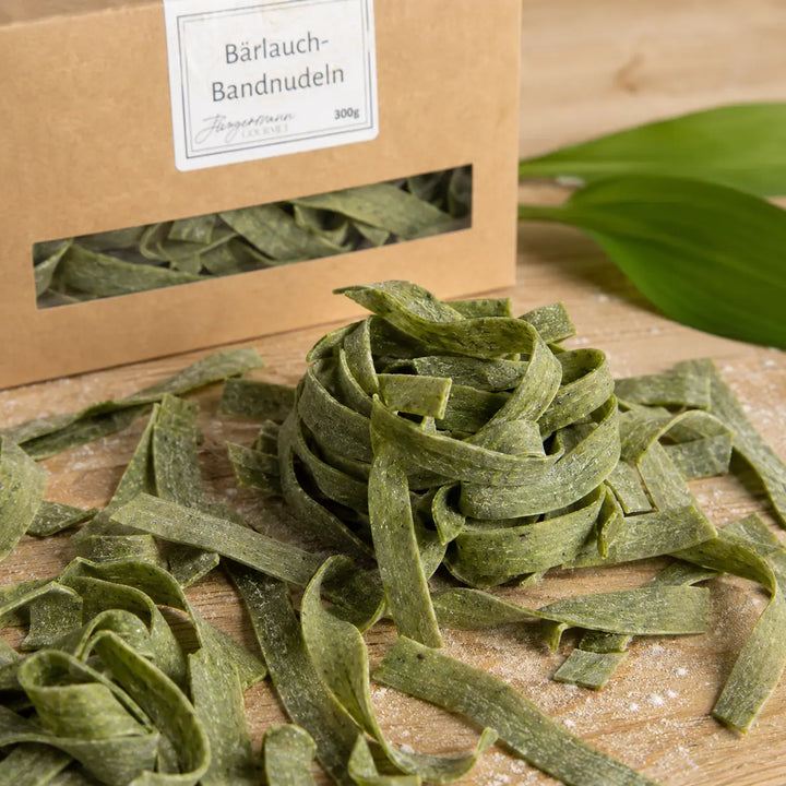 Trockene Bärlauch Bandnudeln von Jungermann Gourmet mit breiter grüner Form