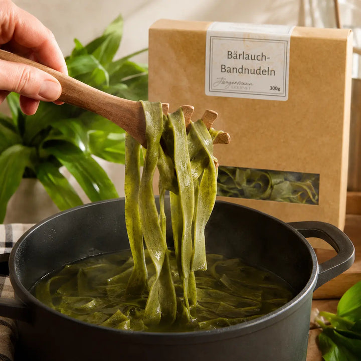 Grüne Bärlauch Bandnudeln von Jungermann Gourmet werden aus dem Kochtopf gehoben