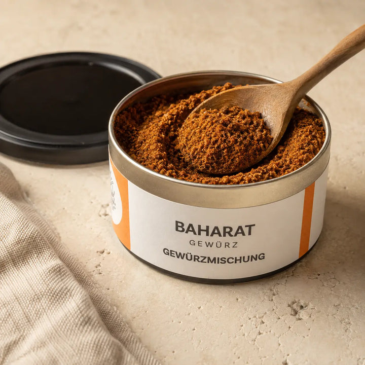 Geöffnete Baharat Dose von Jungermann Gourmet mit Gewürzmischung und Holzlöffel