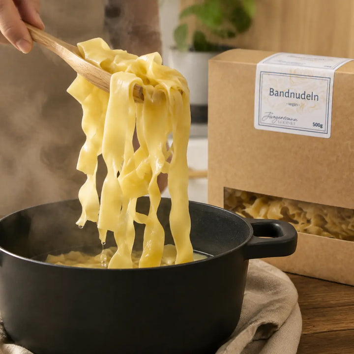 Bandnudeln ohne Ei von Jungermann Gourmet werden aus dem Kochtopf gehoben